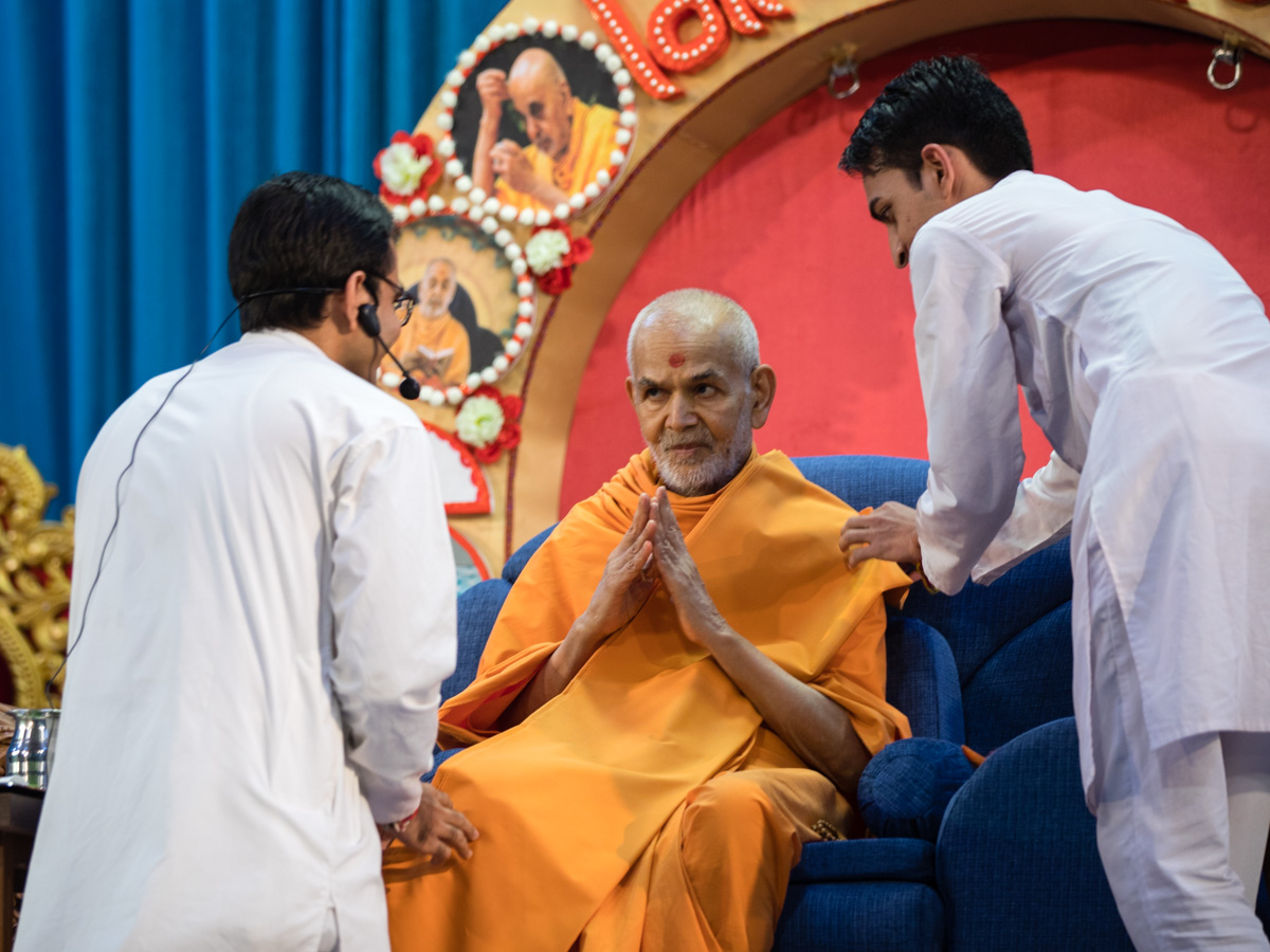 Youths offer a gatariyu to Swamishri
