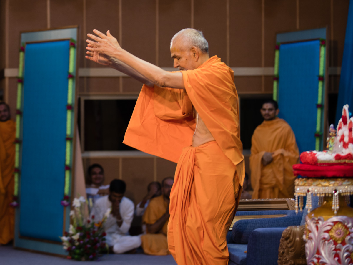Swamishri embraces devotees