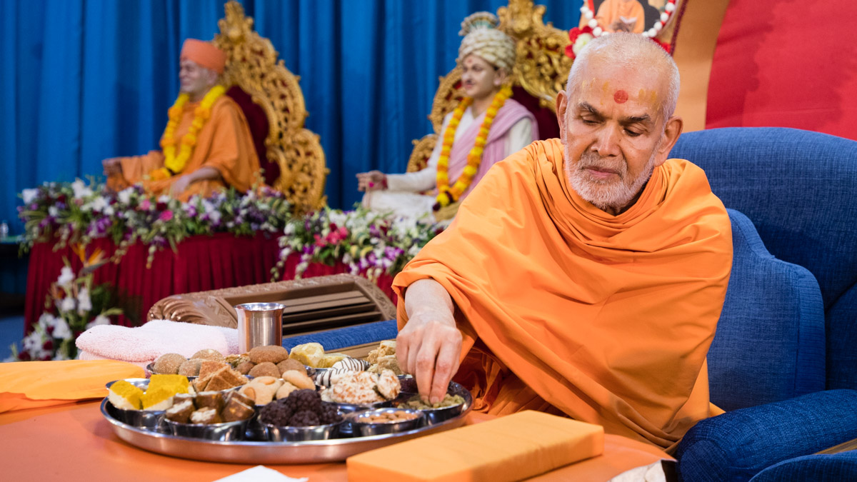 Swamishri takes prasad