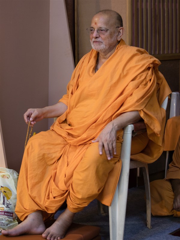 Pujya Ishwarcharan Swami doing mala