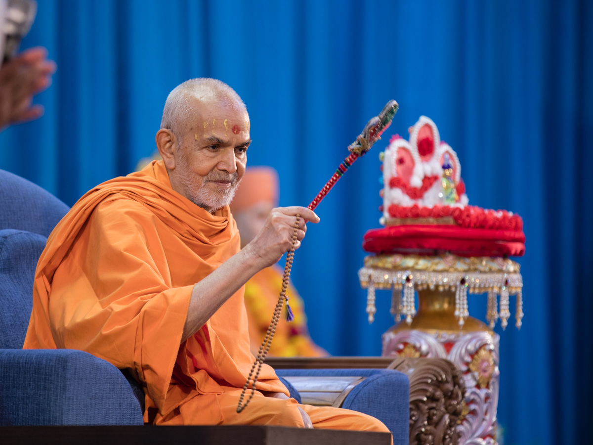 Swamishri participates in an activity