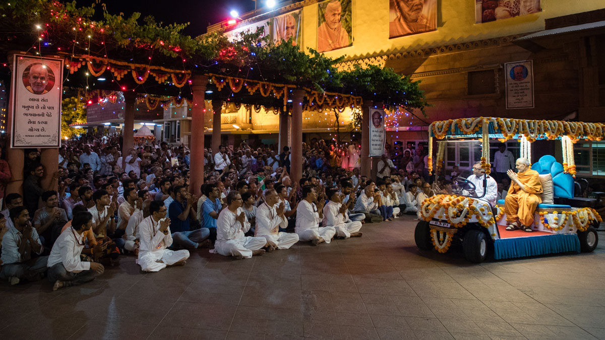 Devotees doing darshan of Swamishri 