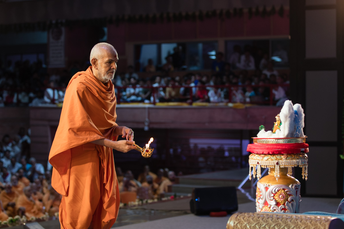 Swamishri performs the evening arti in the Yagnapurush Sabhagruh