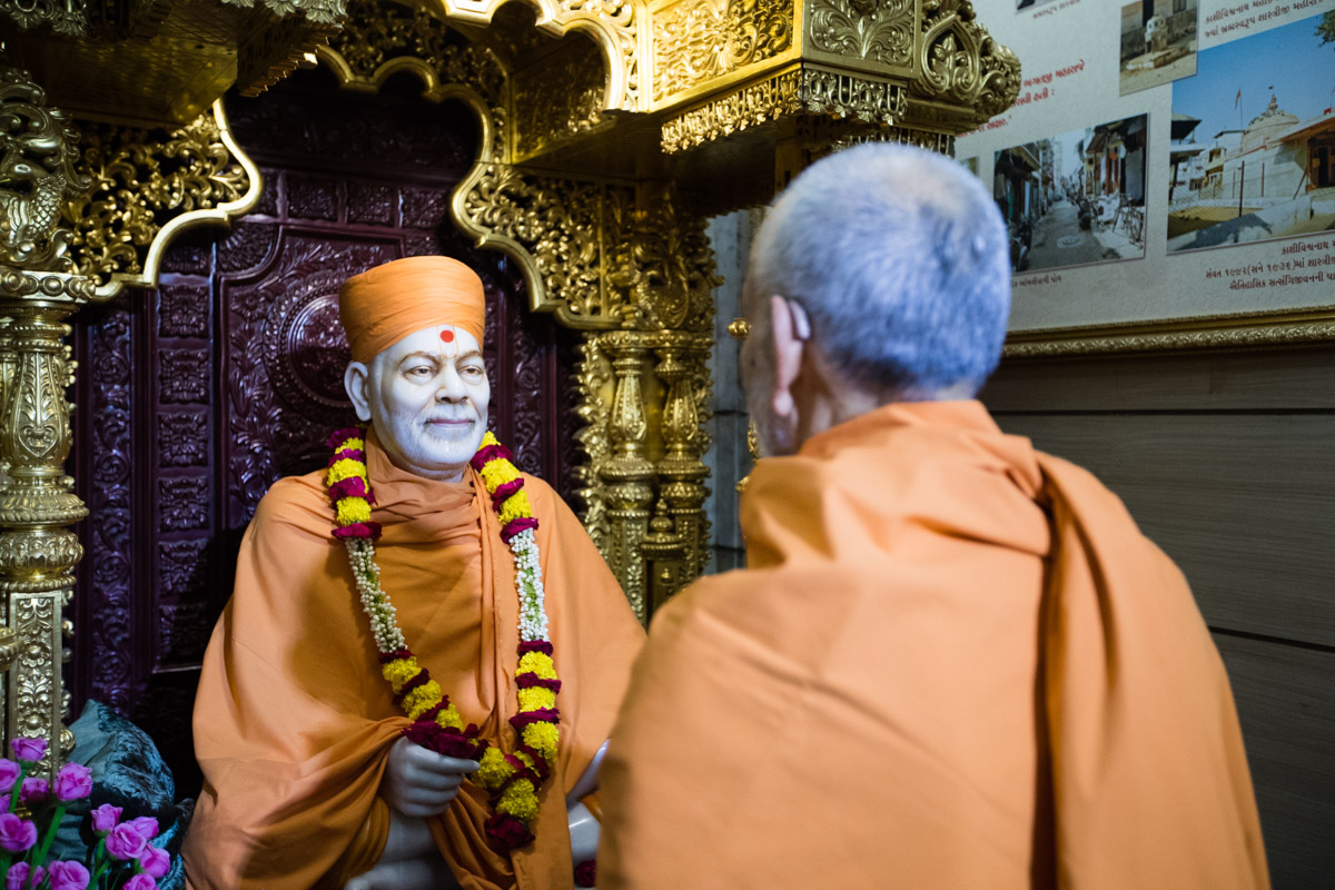 Swamishri engrossed in darshan of Brahmaswarup Yogiji Maharaj in the abhishek mandapam