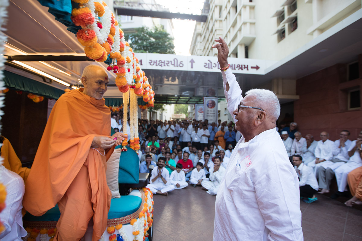A devotee presents before Swamishri