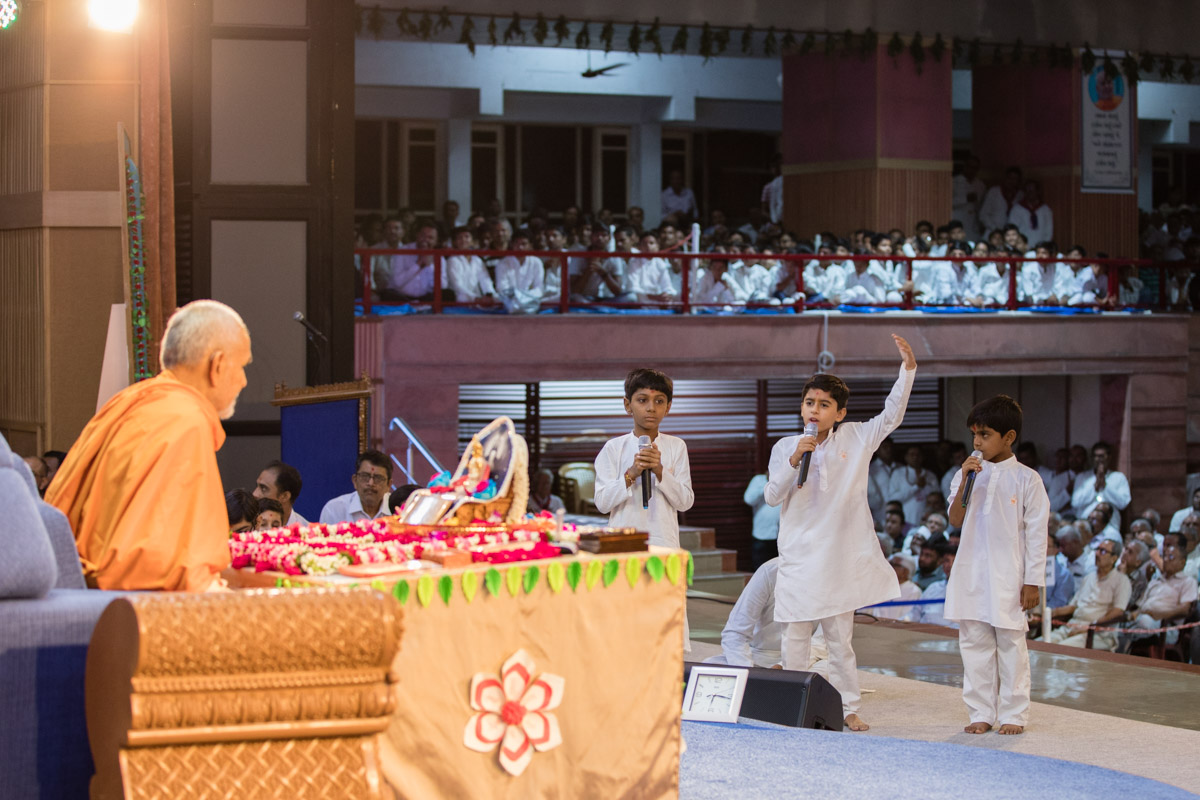 Children present mukhpath before Swamishri