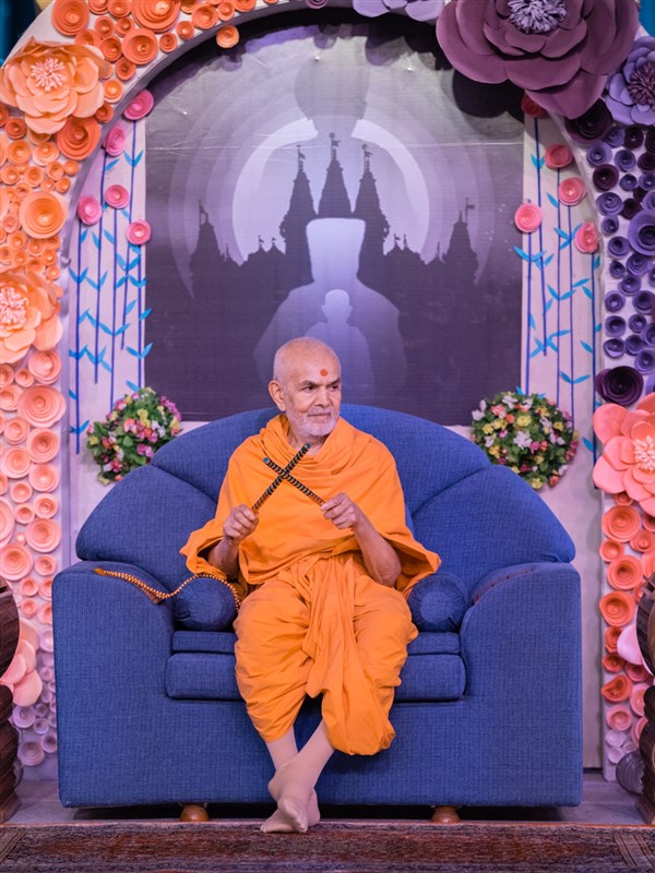 Swamishri participates in the presentation