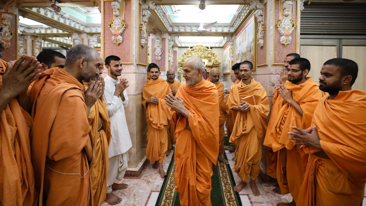 Sadhus doing darshan of Swamishri in the abhishek mandapam