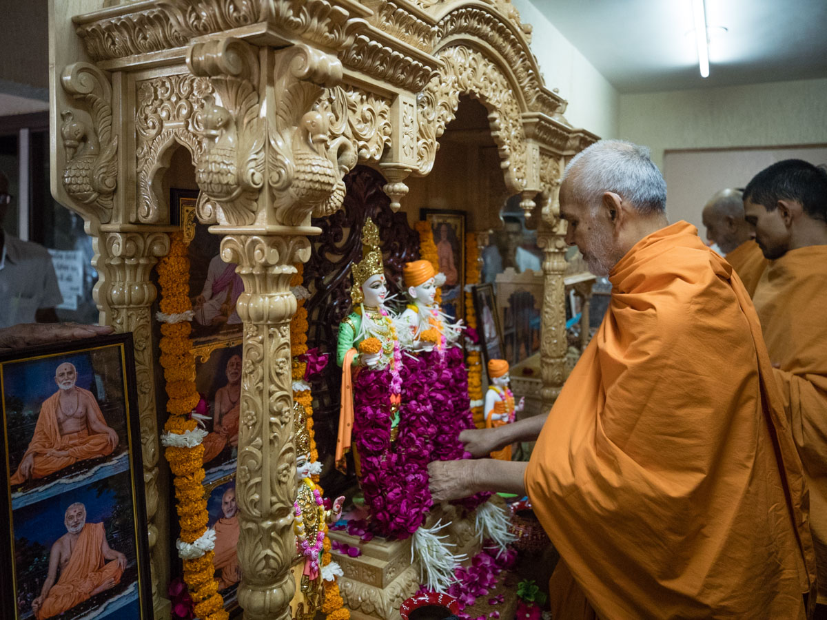Swamishri sanctifies murtis
