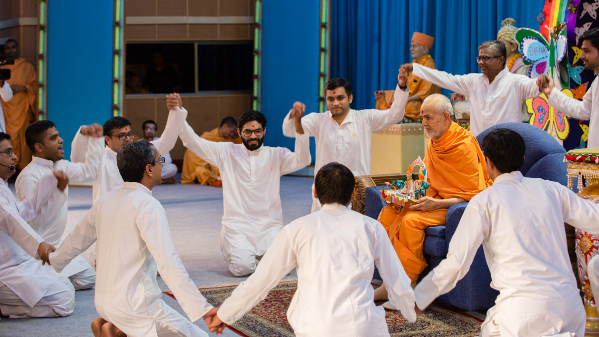 Youths honor Swamishri with garland of unity