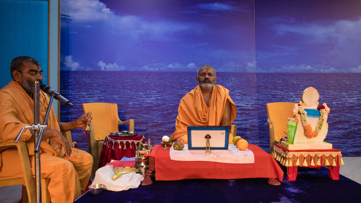Atmakirti Swami performs the Jal-Jhilani Ekadashi mahapuja rituals
