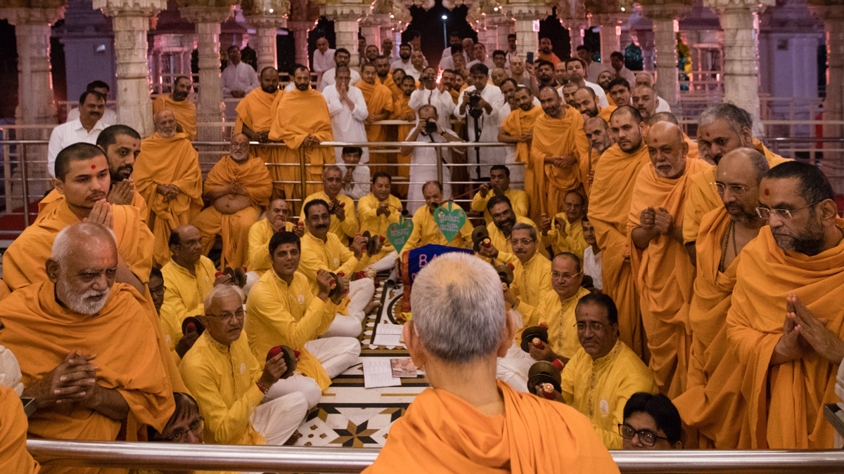 Devotees sing kirtans in the traditional 'ochhav' style