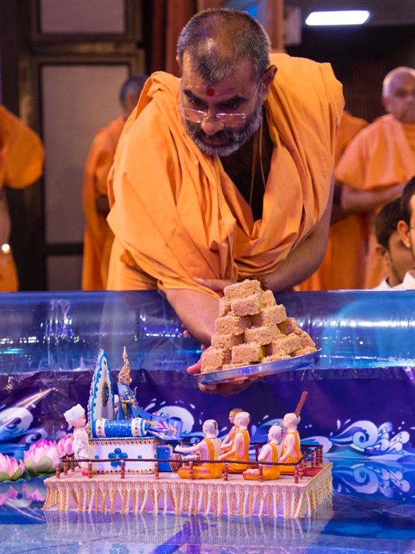 Vairagyanidhi Swami offers thal to Shri Harikrishna Maharaj