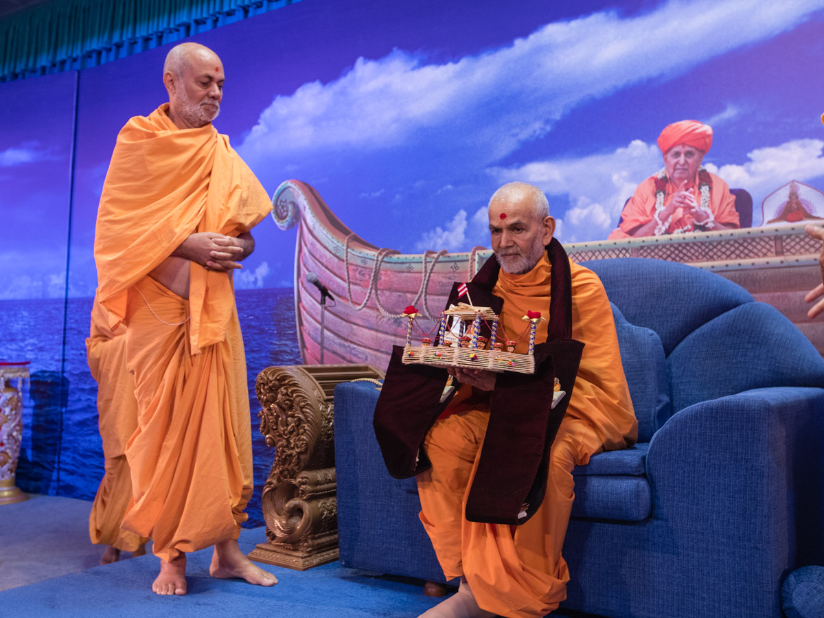 Pujya Viveksagar Swami honors Swamishri with a garland