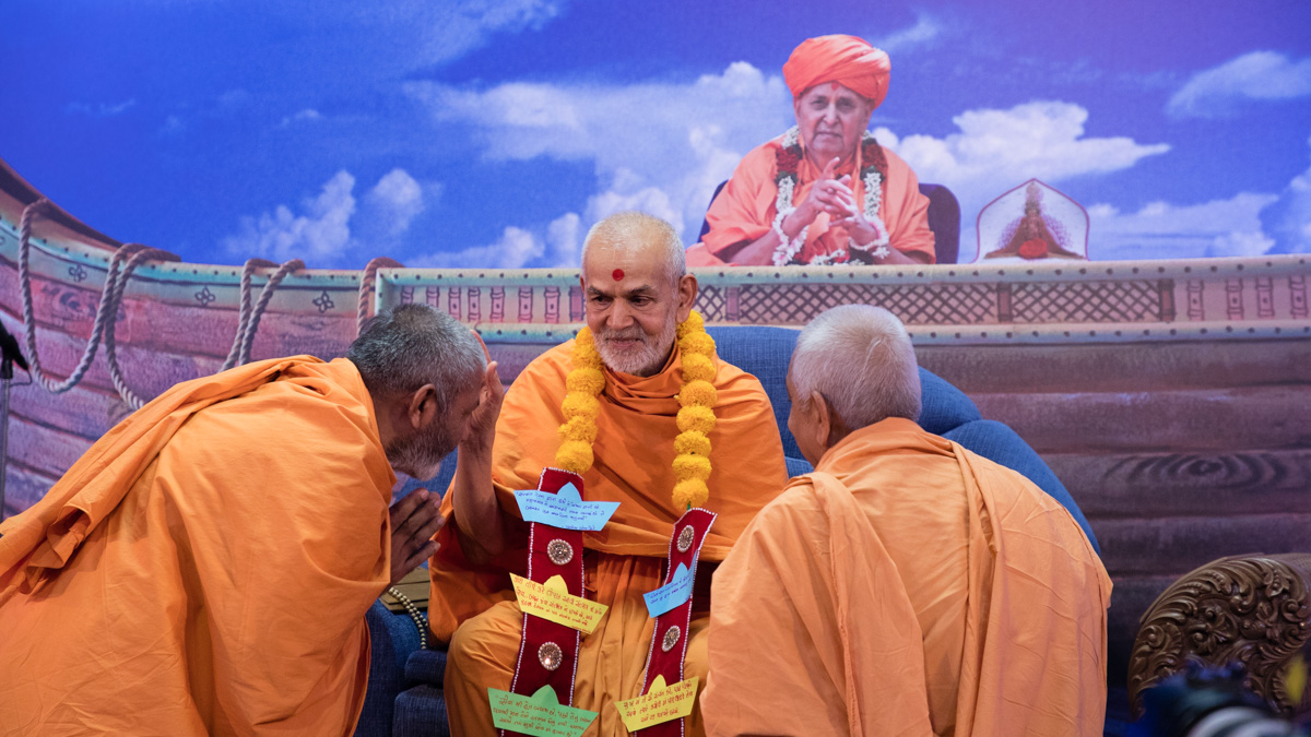 Sadhus honor Swamishri with a garland
