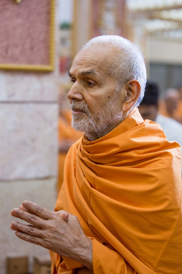 Param Pujya Mahant Swami Maharaj engrossed in darshan of Shri Guru Parampara in the abhishek mandapam
