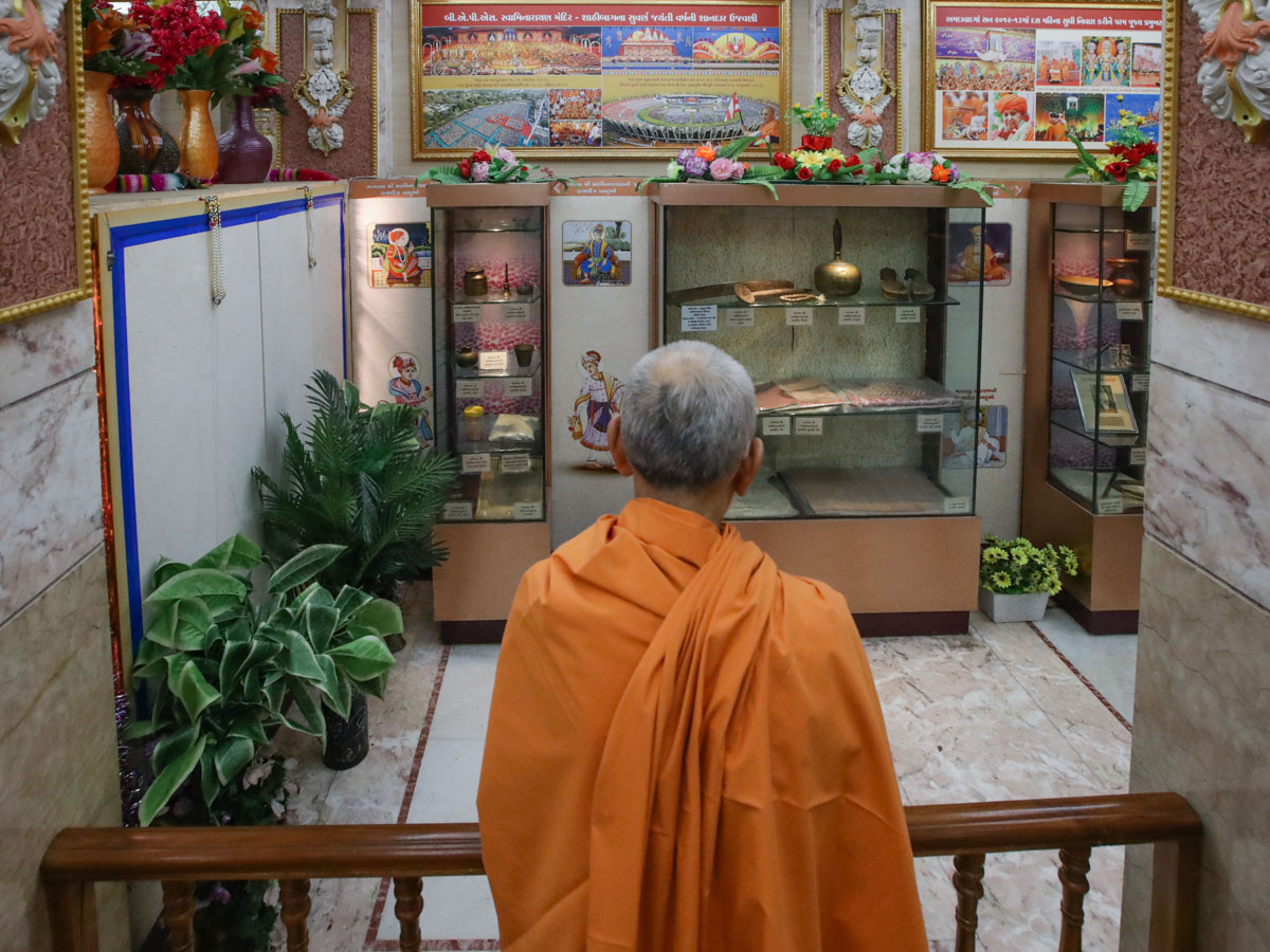 Swamishri engrossed in darshan of holy relics of Bhagwan Swaminarayan