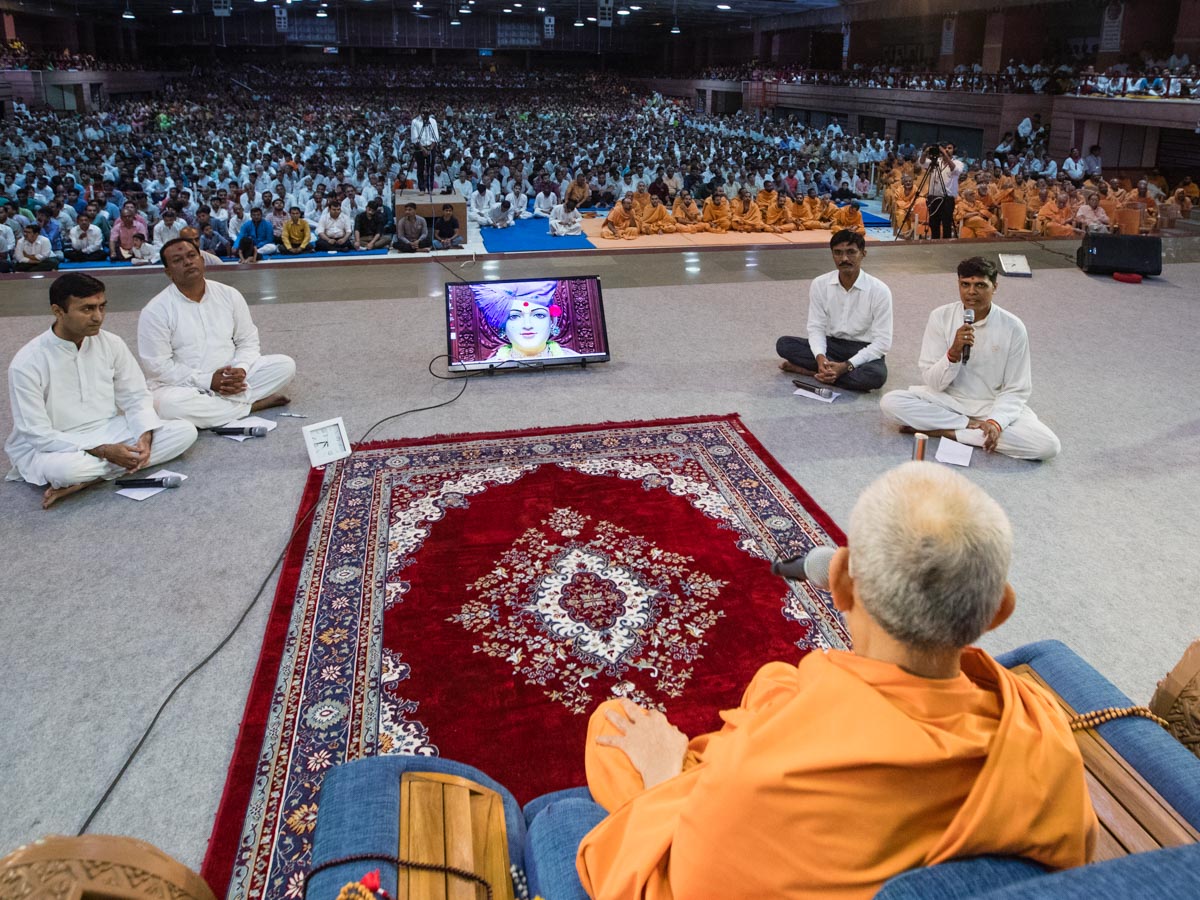 Karyakars interact with Swamishri