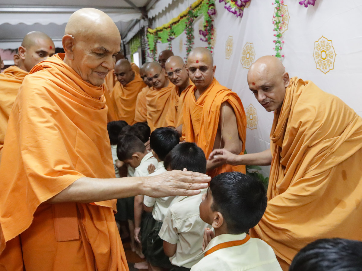 Param Pujya Mahant Swami Maharaj blesses students of BAPS Swaminarayan Vidyamandir, Raisan
