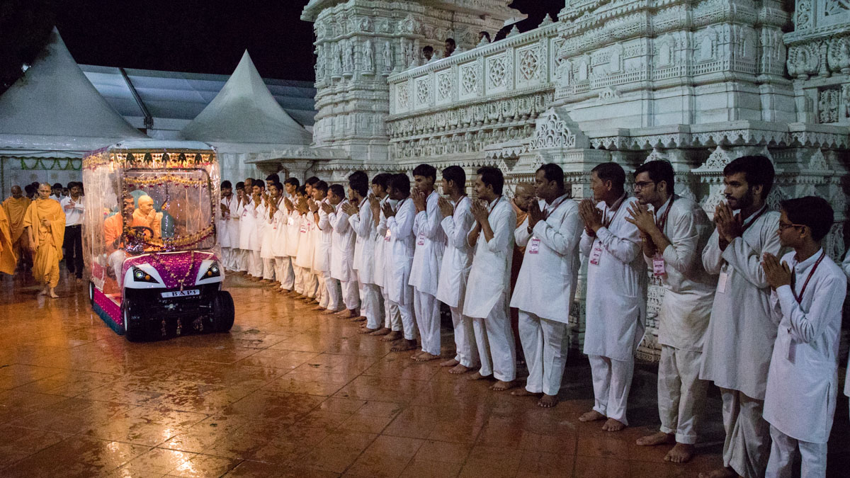 Youths doing darshan of Swamishri