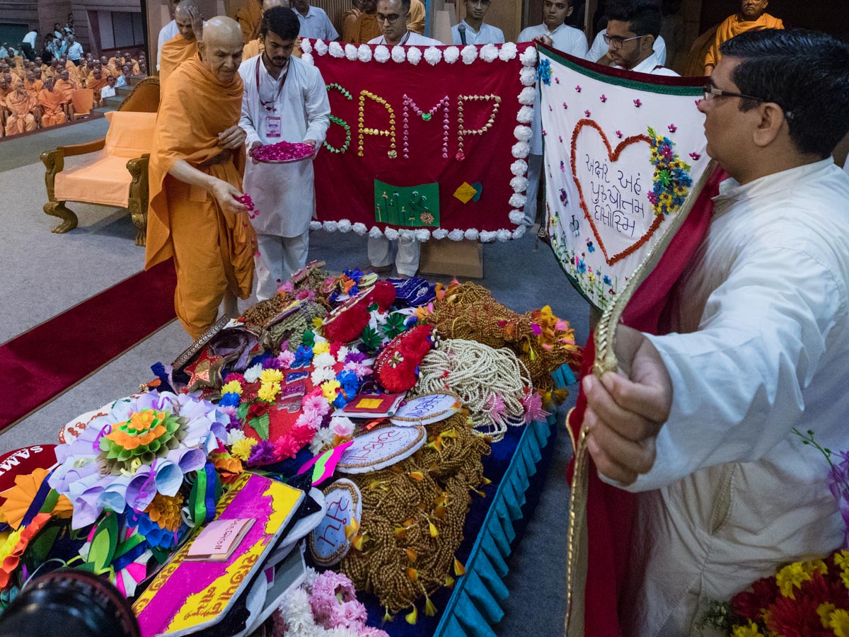 Swamishri sanctifies garlands and shawls