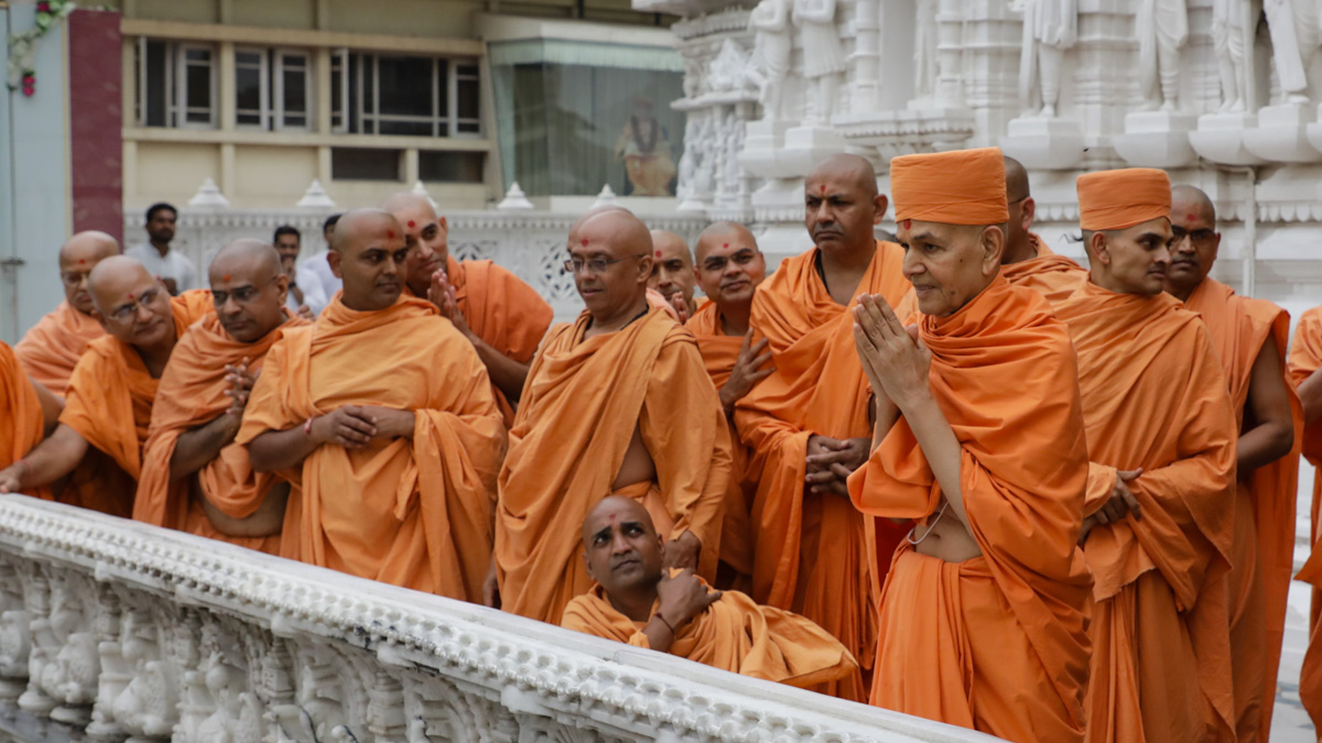 Swamishri greets devotees with 'Jai Swaminarayan' 