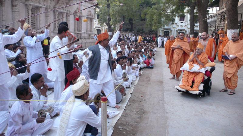 Devotees sing kirtans before Swamishri in a traditional style