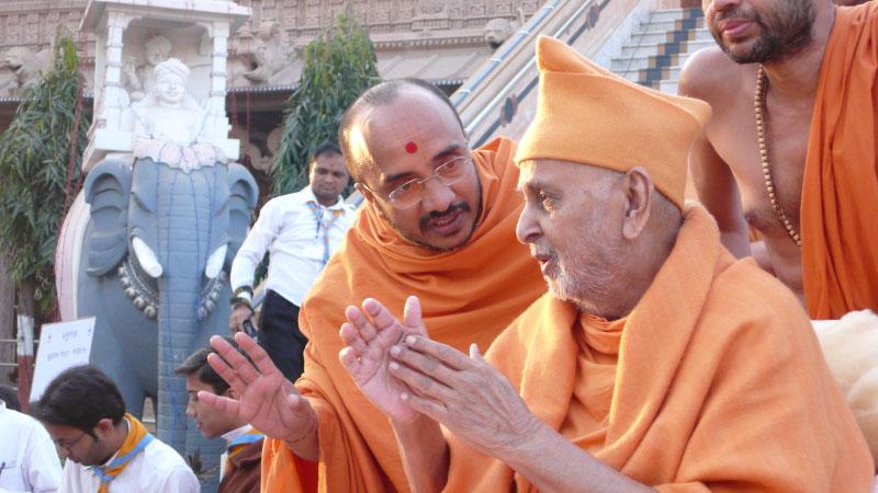 Swamishri blesses tribal devotees
