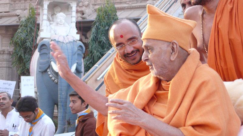 Swamishri blesses tribal devotees
