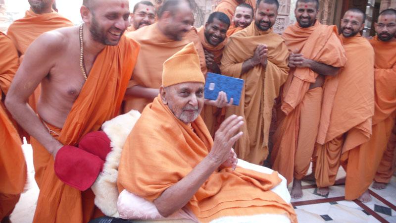 Swamishri in a divine jovial mood