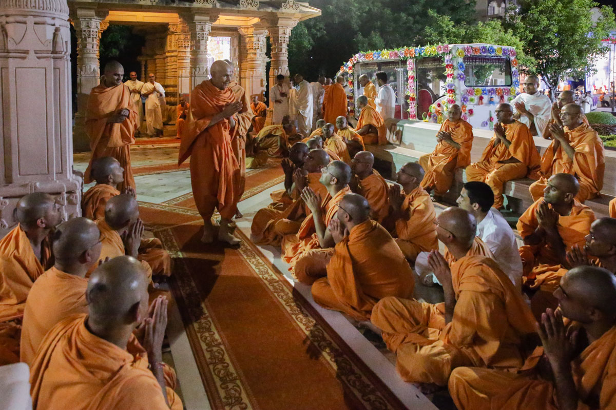 Sadhus doing darshan of Swamishri in the Yagnapurush Smruti Mandir pradakshina
