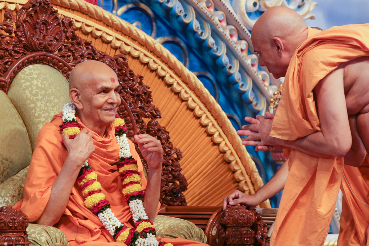 Pujya Viveksagar Swami welcomes Swamishri with a garland