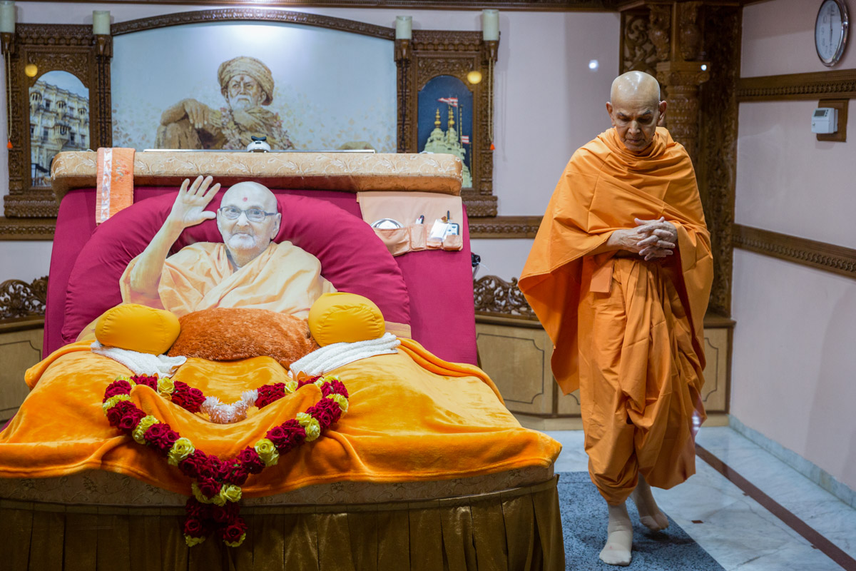 Param Pujya Mahant Swami Maharaj engrossed in darshan of Brahmaswarup Pramukh Swami Maharaj