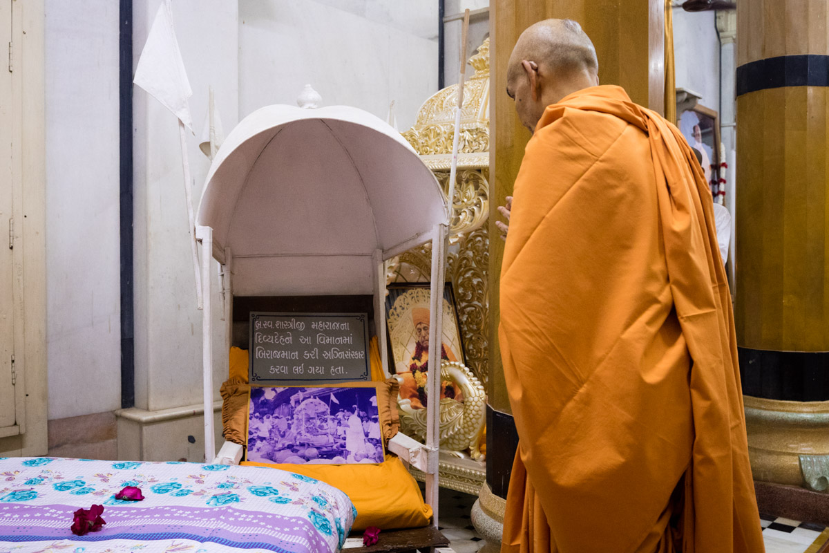 Swamishri engrossed in darshan in the Rang Mandap