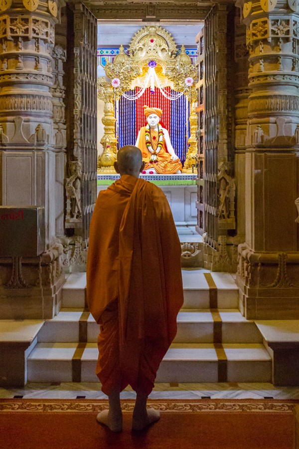 Swamishri engrossed in darshan of Brahmaswarup Pramukh Maharaj