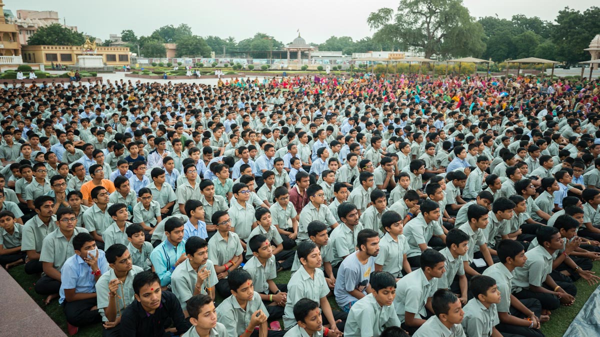 Students of BAPS Shri Swaminarayan Vidyamandir, Sarangpur, doing Swamishri's puja darshan