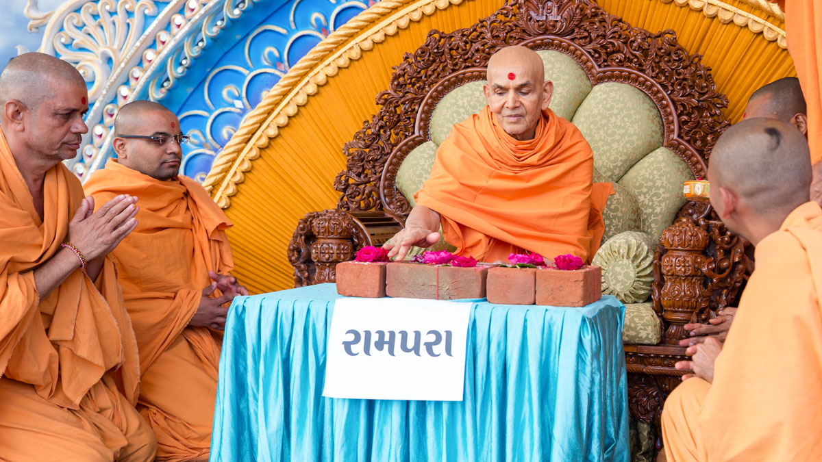 Swamishri sanctifies bricks for the new BAPS mandir in Rampara