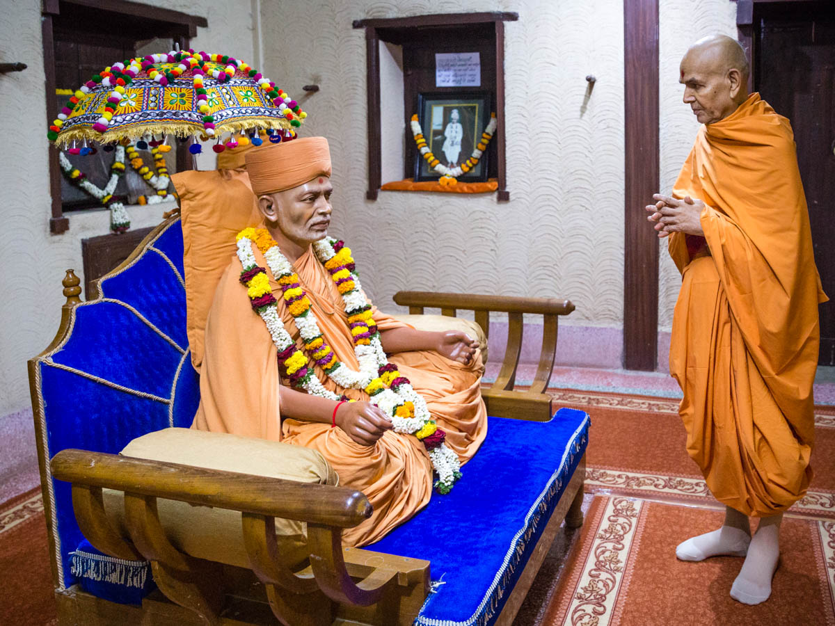 Swamishri doing darshan in the room of Brahmaswarup Shastriji Maharaj