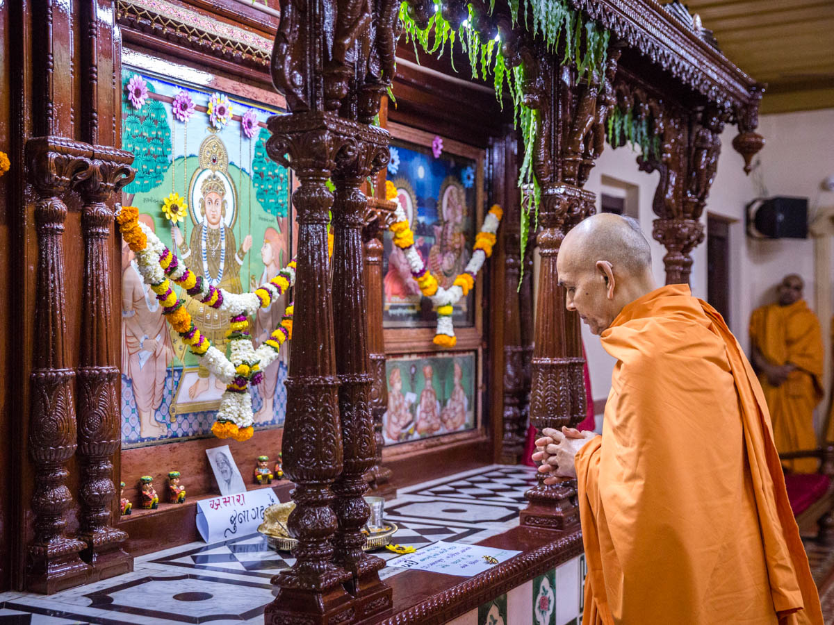 Swamishri engrossed in darshan of Thakorji in the sabha mandap