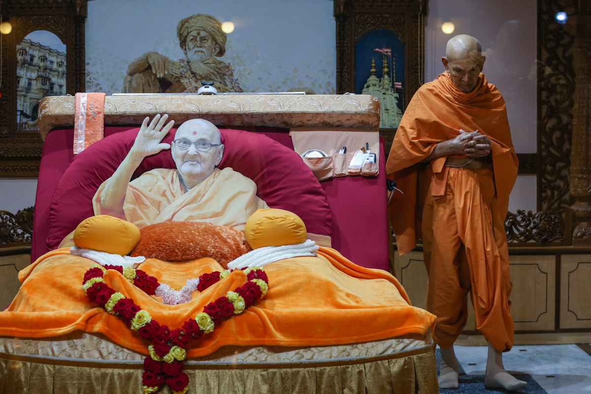 Param Pujya Mahant Swami Maharaj doing darshan in Brahmaswarup Pramukh Swami Maharaj's room