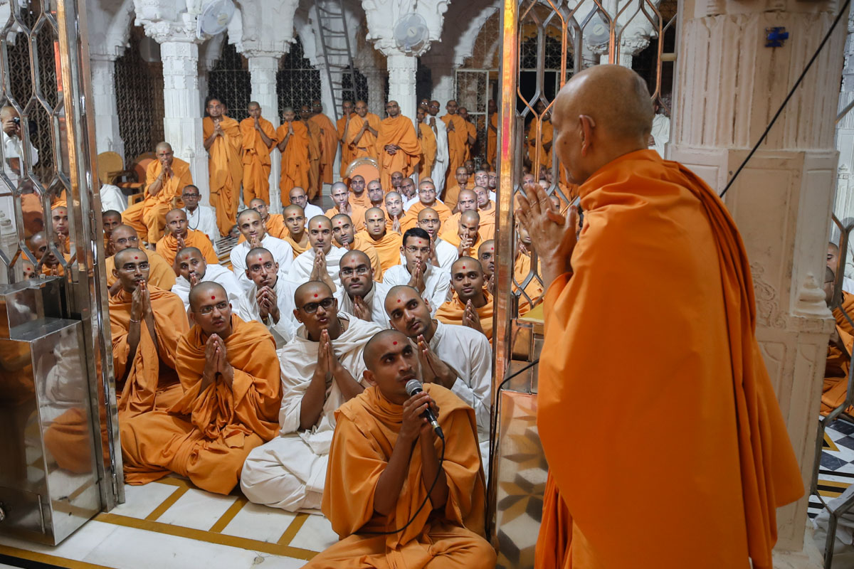 Sadhus and parshads doing darshan of Swamishri