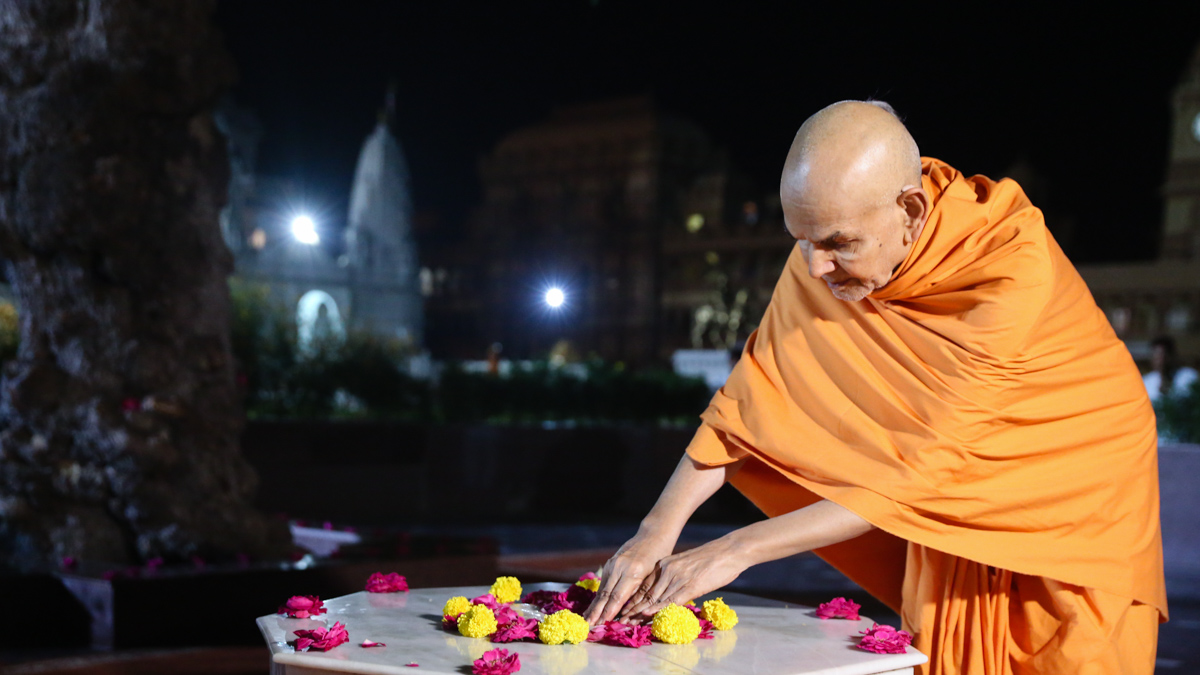 Swamishri engrossed in darshan of the holy charanarvind of Bhagwan Swaminarayan