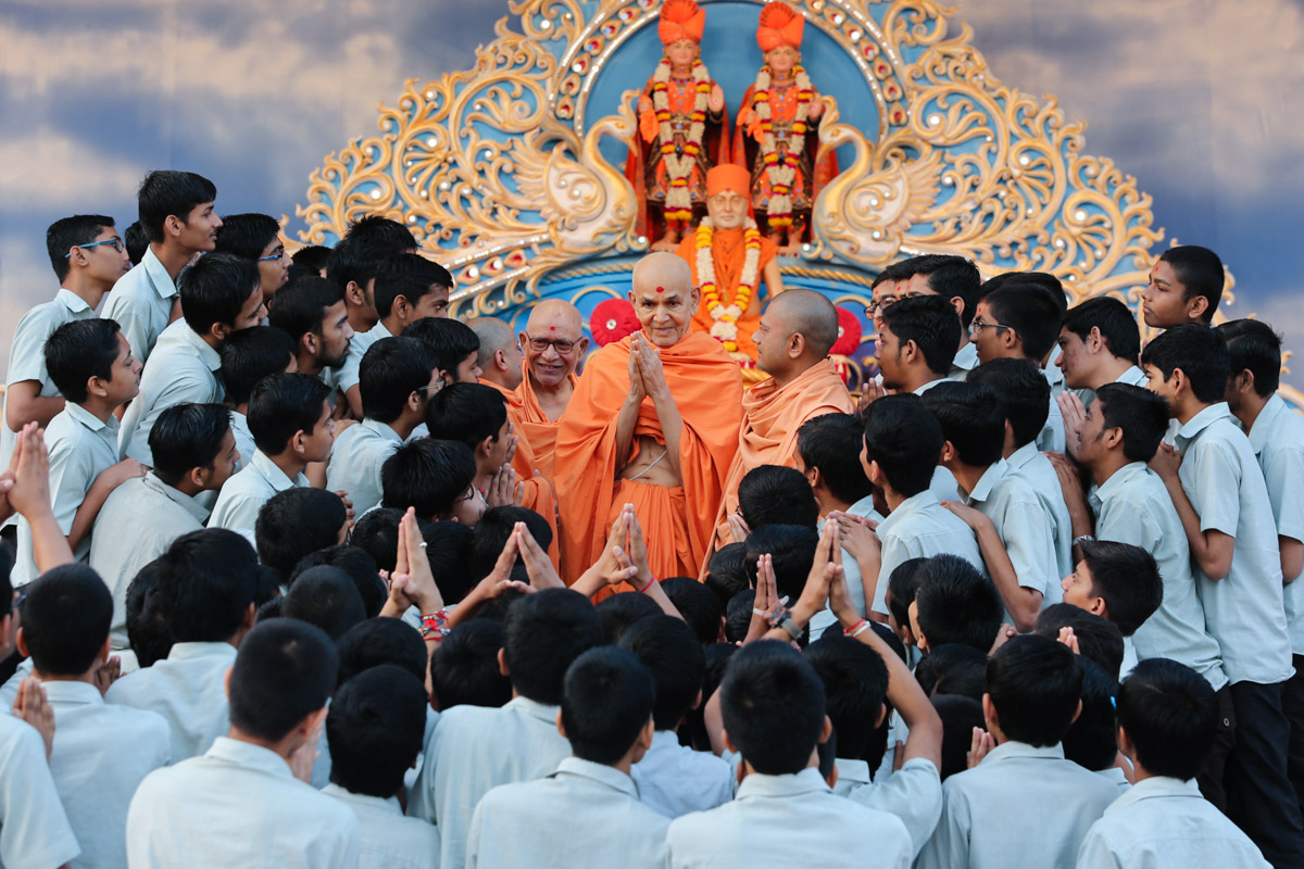 Swamishri greets students with 'Jai Swaminarayan'