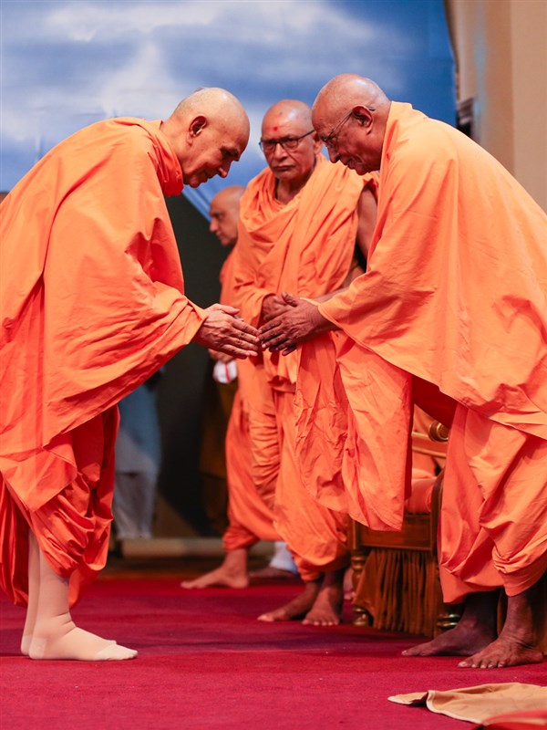 Swamishri greets Pujya Swayamparaksh Swami (Doctor Swami) with 'Jai Swaminarayan'