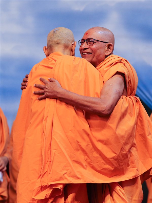 Swamishri embraces Pujya Bhaktipriya Swami (Kothari swami)
