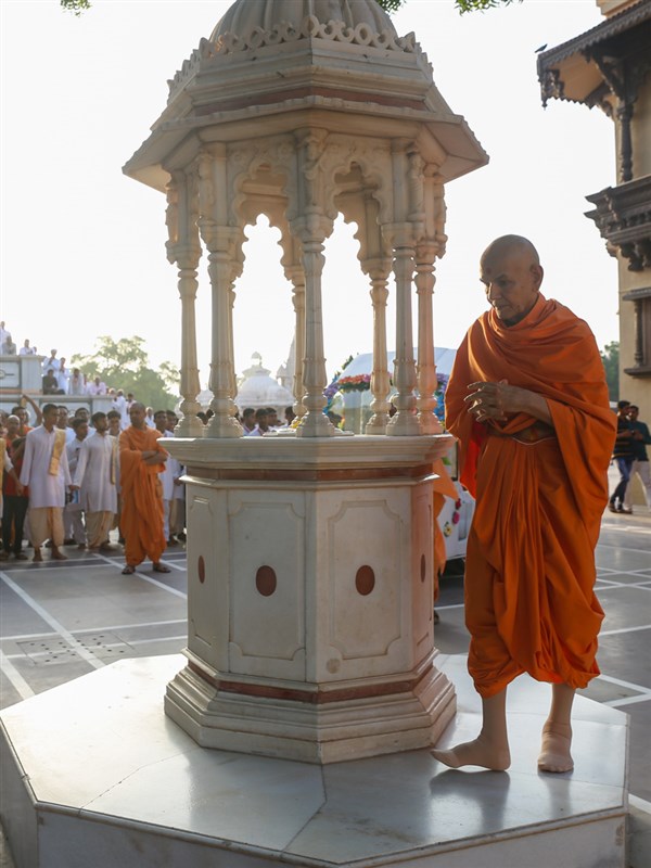 Swamishri performs pradakshina of holy charanarvind of Bhagwan Swaminarayan