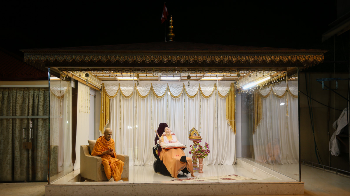 Swamishri during the ashtaks after arti