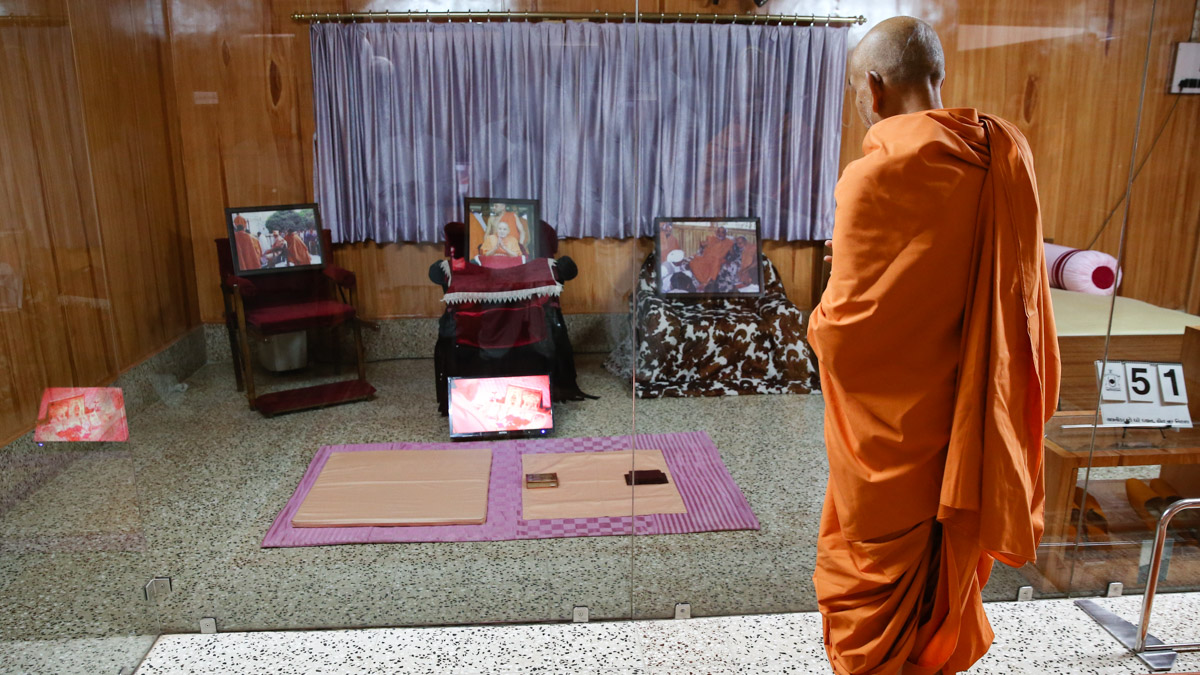 Swamishri doing darshan in the room of Brahmaswarup Pramukh Swami Maharaj