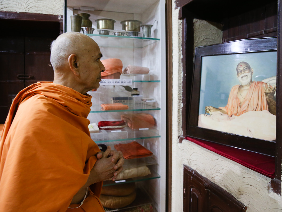 Swamishri doing darshan in the room of Brahmaswarup Yogiji Maharaj