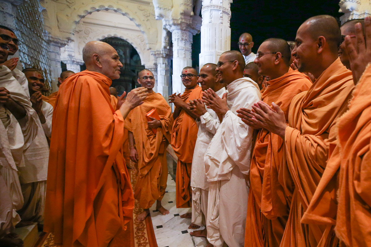 Swamishri greets sadhus and parshads with 'Jai Swaminarayan'